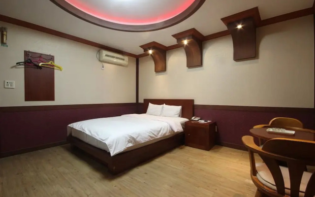 Utopia Motel
