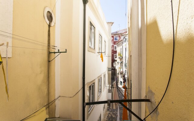 ALTIDO Trendy chic studio in Alfama, 4mins to Santo Estêvão Belvedere viewpoint