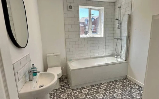 Three Bedroom Home Manchester sleeps 9