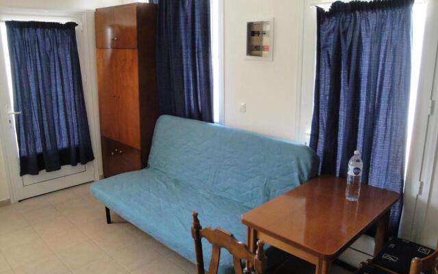R.A.F. nice studio with garden& parking