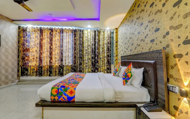 Fabhotel Gold Galaxy