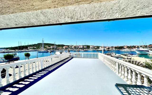 Sea View House for 4