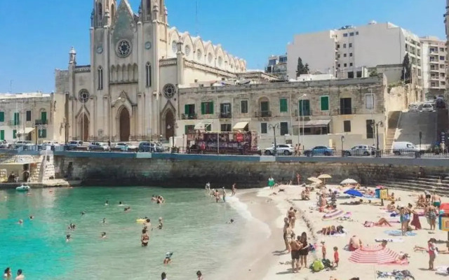 St Julians - Balluta Bay large 3 bedroom apartment