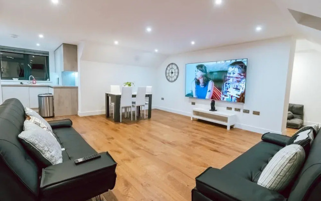 Remarkable, Penthouse - 3-bed Apartment in Purley