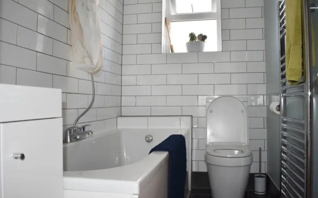 Cosy 1 Bedroom Modern Maisonette with Summertime Balcony