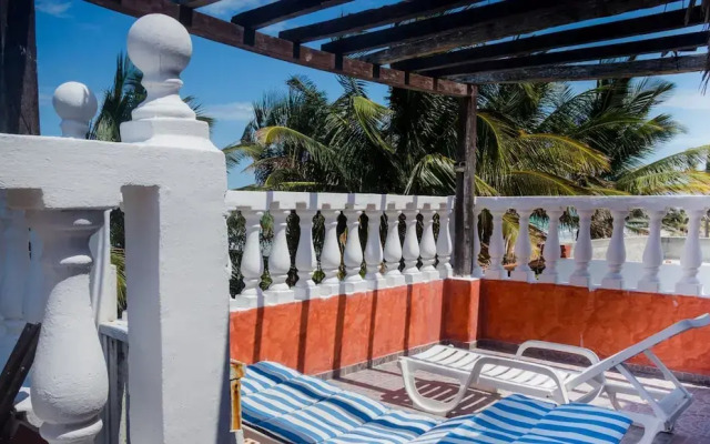 Casa Maya Lodge  Robinson Crusoe Style