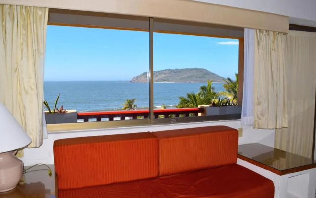 Costa De Oro Beach Hotel