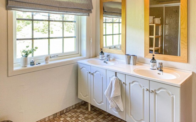 Nice Home in Stavang With 4 Bedrooms