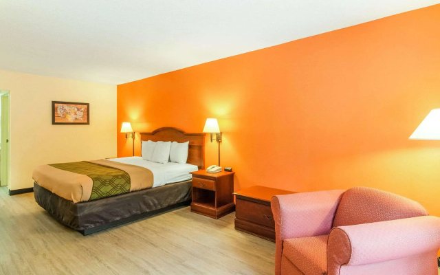 Econo Lodge Inn & Suites Gulfport Airport