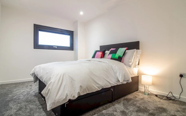 Stylish + Modern 2BR Riverside Apt, Free Parking