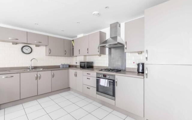 2 Bed & 2 Bath Cosy Apartment Slough- Free Parking