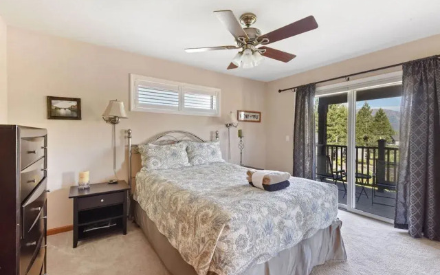 Mule Meadows Classy, Split Level South Tahoe Home!