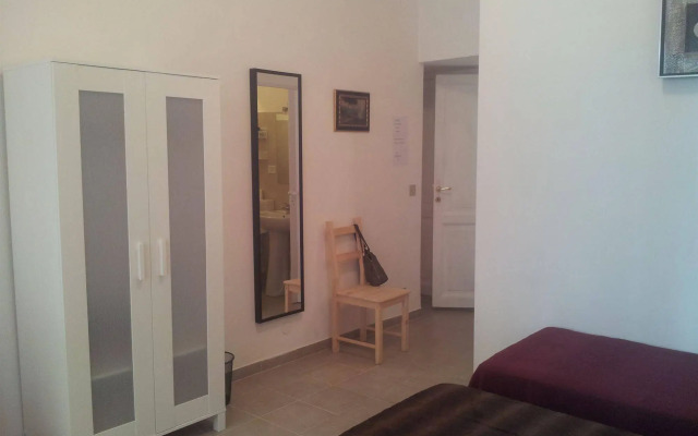 T & V House