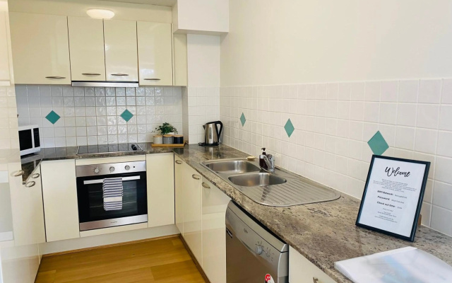 Steps From The Beach 3br Apt FREE Wifi,Pool,Parking,Apple TV – Kitchen – Mudjimba