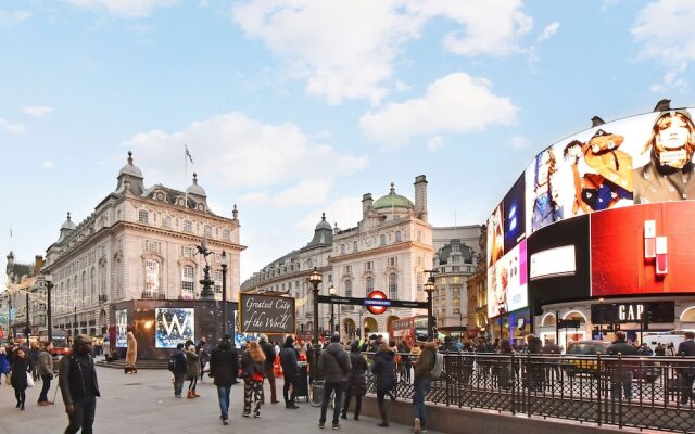 Plush Apartment in London near Piccadilly Circus and Chanel