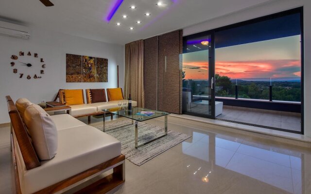 Stunning Home in Liznjan With Wifi and 2 Bedrooms