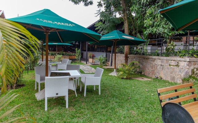 La Villa Cafe & Suites