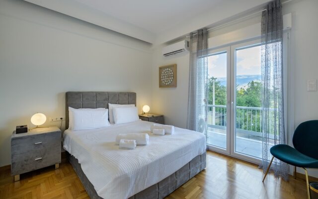 Lush Emerald apt in the heart of Athens