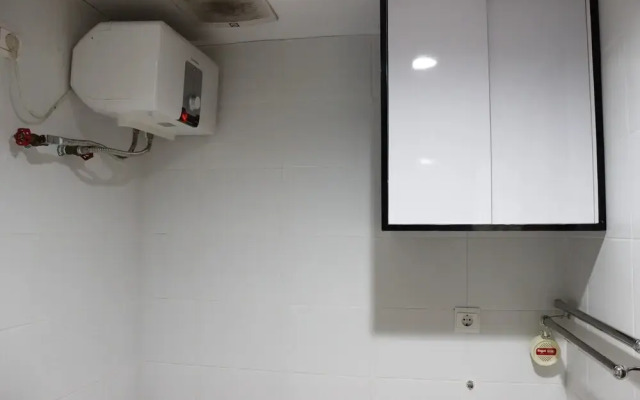 Minimalist Studio Room @ Beverly Dago Apartment