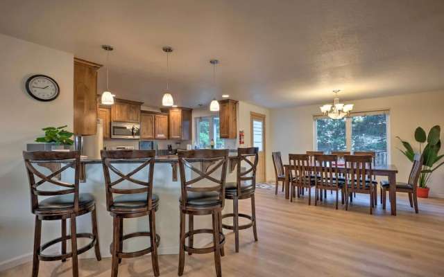 Spacious Bandon Getaway - 2 Blocks to Ocean!