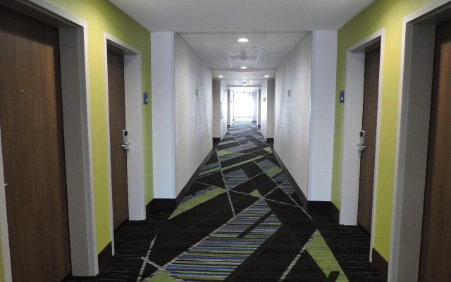 Holiday Inn Express & Suites Moore by IHG