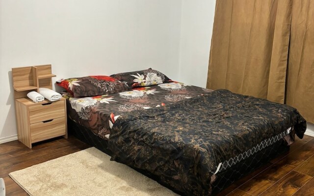 Queen room near Sheridan College