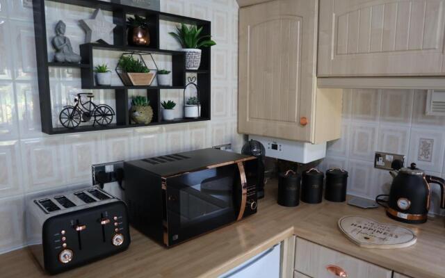HEDDFAN, Luxury 3 bedroom timber lodge, Caer Beris Holiday Park, Builth Wells