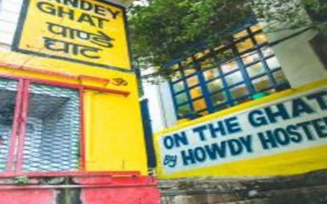 On The Ghat by Howdy Hostels