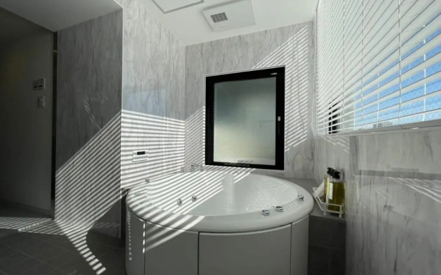 Newly built elegant apartment with jacuzzi scenic city view good f or 6ppl – Bathroom – Hiroshima