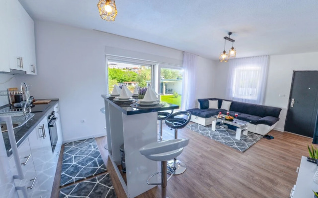 Sweet Retreat-Buna Riverside with pool