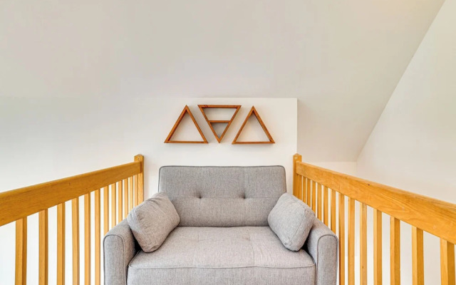 Hot Tub + Decks: Tree-lined Retreat in Pocono Lake