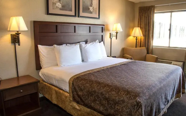 Greenlight Inn & Suites