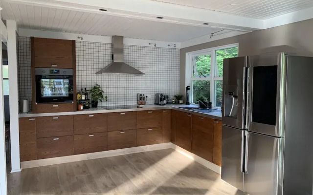 Great 8 Person House, Reykjavik, Free use of Car!