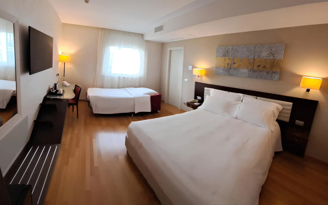 Breaking Business Hotel