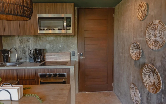 Stunning 2 Bed Condo Pools Gym Cenote Access