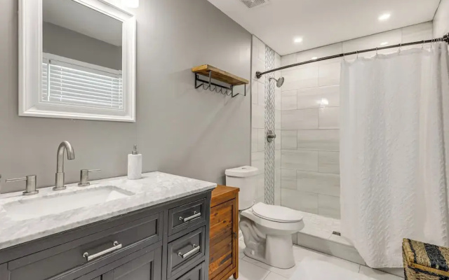 10 Mi to Downtown Macon: Family Home w/ Patio!