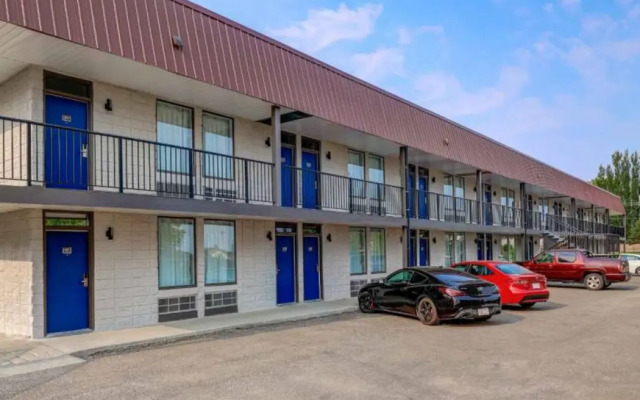 Motel 6 Brooks, AB