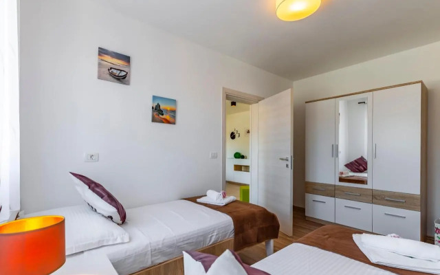 Holiday House emjalemi