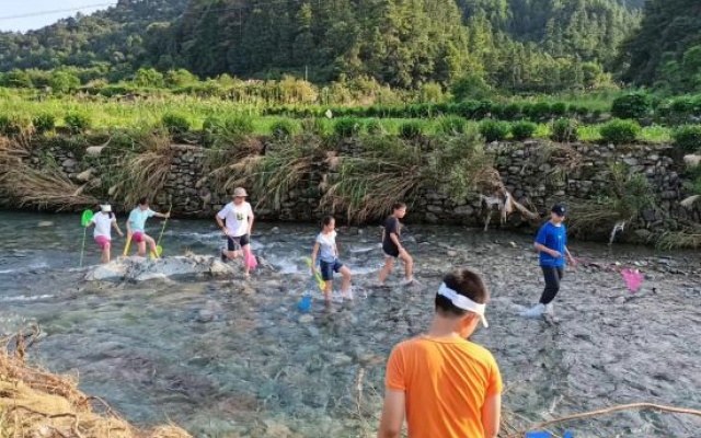 Zhiyuan. Wanwentang Homestay – People – Shangrao