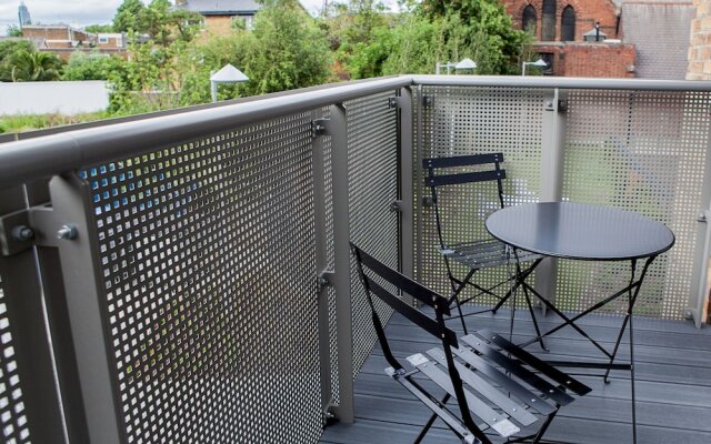 Colourful Modern Brixton 2 Bed with Balcony