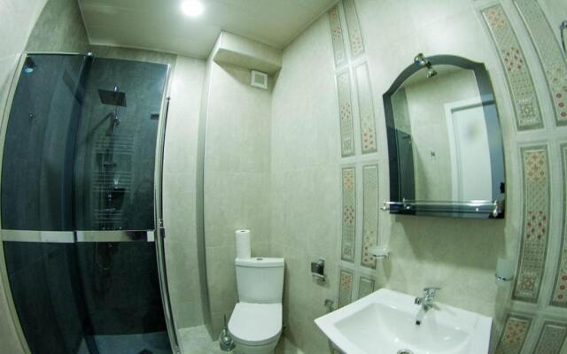 Lech Kachinski Apartment 4