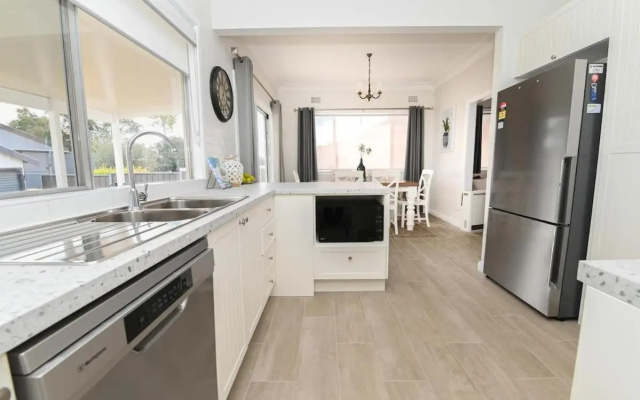 Nile Cottage Cosy & Convenient, Close to CBD – Kitchen – Orange