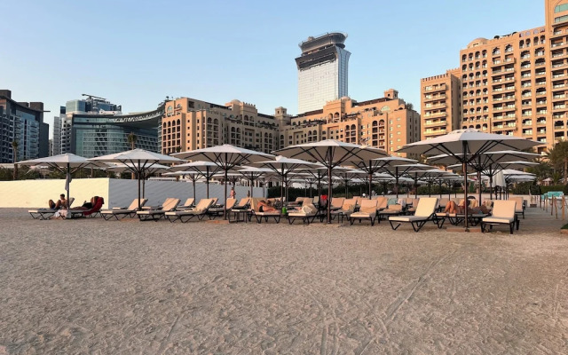 Infinity Pool and Beachfront Apartments - Seven Palm