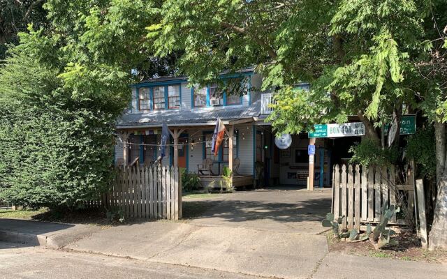 Blue Moon Guest House and Saloon