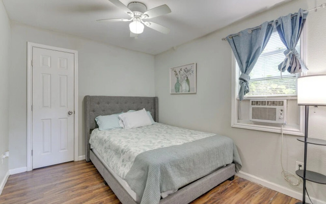 Walk to Beach: Cozy Unit in Galveston!