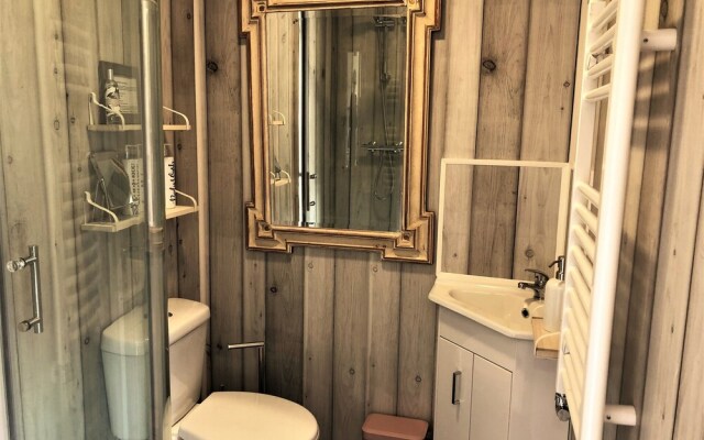 Unique 1+ bed Cabin, Parking and Private Garden
