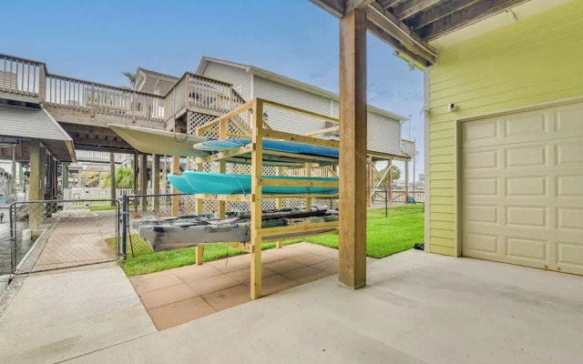 Private Dock & Kayaks: Coastal Gem in Galveston