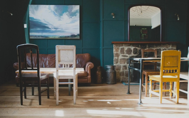 Norfolk Arms Hotel