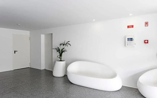 Stylish Flat W/ Gym & Parking by LovelyStay