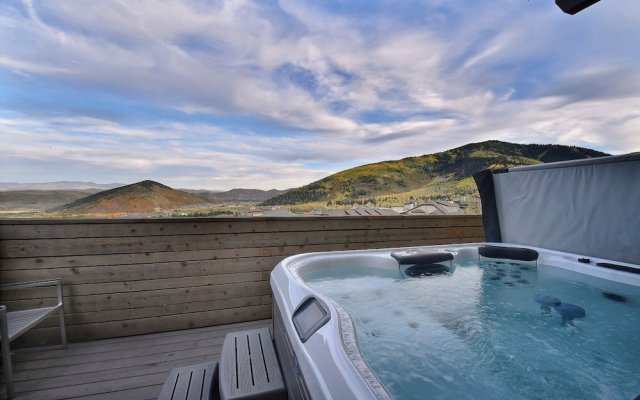 Huge & Newly Constructed 5br/5ba -private Hot Tub! 5 Bedroom Condo by RedAwning
